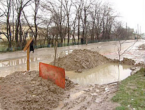 Результат прорыва водовода в поселке Новый Хушет Ленинского района Махачкалы. 2010 г. Фото: www.rgvktv.ru Результат прорыва водовода в поселке Новый Хушет Ленинского района Махачкалы. 2010 г. Фото: www.rgvktv.ru