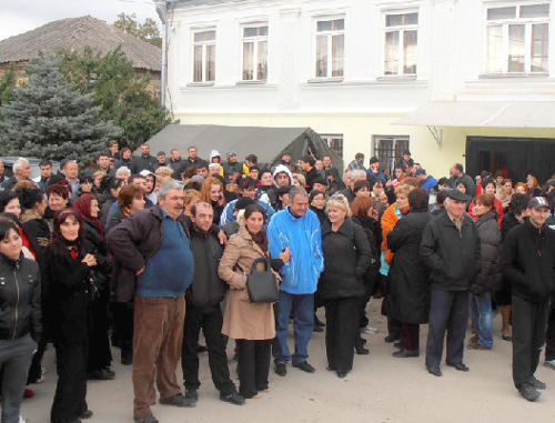 Сторонники Джамболата Тедеева у его дома по улице Островского в Цхинвале. 3 октября 2011 г. Фото "Кавказского узла"