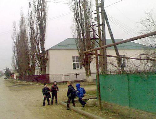Дети играют рядом со школой в Ачхой-Мартане. Март 2010 г. Фото HARCNIGGER с сайта Panoramio.com Дети играют рядом со школой в Ачхой-Мартане. Март 2010 г. Фото HARCNIGGER с сайта Panoramio.com