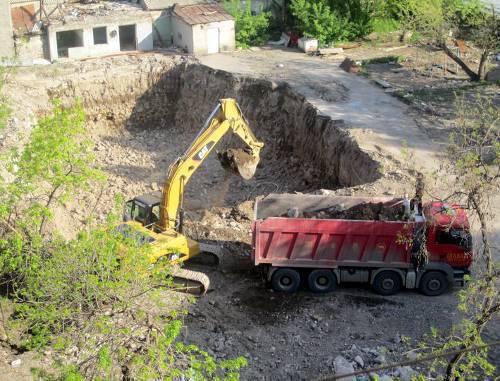 Котлован на месте снесенного детского сада по улице Налбандяна. Ереван, 28 апреля 2011 г. Фото из блога SocialistArmenia на yerevan.ru Котлован на месте снесенного детского сада по улице Налбандяна. Ереван, 28 апреля 2011 г. Фото из блога SocialistArmenia на yerevan.ru