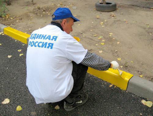 Участник акции "Новые дворы Единой России" красит бордюры во дворе дома №60 по ул. Коммунистической в Ленинском районе г. Астрахани. 13 октября 2011 г. Фото Вячеслава Ященко для "Кавказского узла"