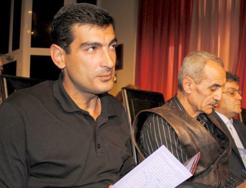 Автор документального фильма "Катарсис" Давид Симонян (слева) на презентации документальных фильмов, созданных в рамках регионального проекта «Диалог посредством фильма».
Нагорный Карабах, Степанакерт, 25 октября 2011 г. Фото Алвард Григорян для "Кавказского узла"