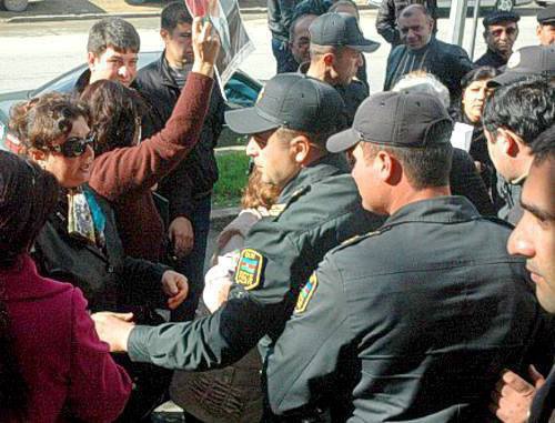 Акция протеста обманутых дольщиков у здания телекомпании "Хазар" в Баку 3 ноября 2011 г. Фото ИА "Туран"
Акция протеста обманутых дольщиков у здания телекомпании "Хазар" в Баку 3 ноября 2011 г. Фото ИА "Туран"