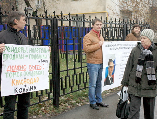 Пикет жителей Краснодарского края против рейдерства. Краснодар, 2 декабря 2011 г. Фото Марии Эйсмонт Пикет жителей Краснодарского края против рейдерства. Краснодар, 2 декабря 2011 г. Фото Марии Эйсмонт