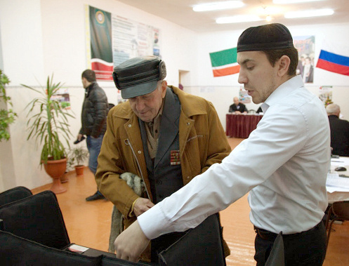 Выборы депутатов Государственной думы РФ. На одном из избирательных участков в Грозном, Чеченская Республика, 4 декабря 2011 г. Фото: http://benomen.livejournal.com Выборы депутатов Государственной думы РФ. На одном из избирательных участков в Грозном, Чеченская Республика, 4 декабря 2011 г. Фото: http://benomen.livejournal.com