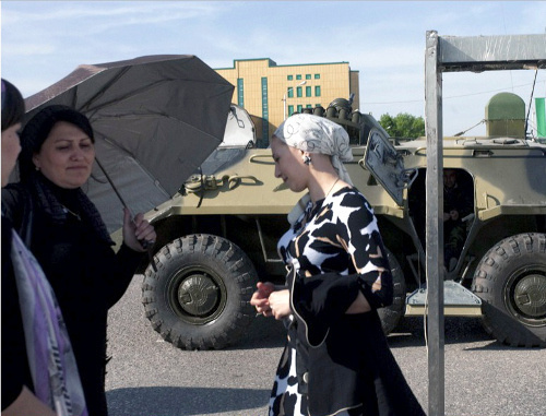 Проект "Грозный: девять городов". Женщины у металлоискателя для проверки зрителей Парада Победы 9 мая 2010 года, Ольга Кравец. Использовано фото cо страницы проекта http://strana.lenta.ru/russia/grozny.htm Проект "Грозный: девять городов". Женщины у металлоискателя для проверки зрителей Парада Победы 9 мая 2010 года, Ольга Кравец. Использовано фото cо страницы проекта http://strana.lenta.ru/russia/grozny.htm