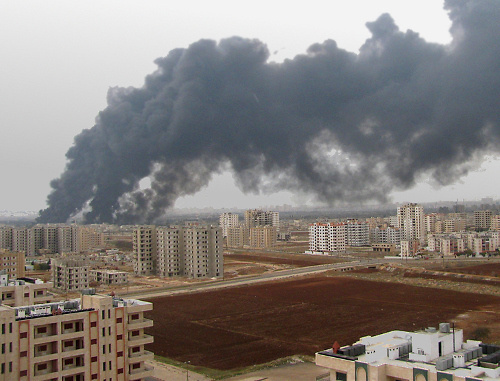 Пожар на взорванном нефтепроводе в Хомсе, Сирия, 8 декабря 2011 г. Фото: Сирийское арабское информационное агентство (САНА) Пожар на взорванном нефтепроводе в Хомсе, Сирия, 8 декабря 2011 г. Фото: Сирийское арабское информационное агентство (САНА)