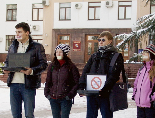 Участники акции протеста сочинских блогеров и гражданских активистов в связи с DDos-атаками на местные гражданские интернет-ресурсы. Сочи, 2 февраля 2012 г. Фото Семена Симонова для "Кавказского узла"