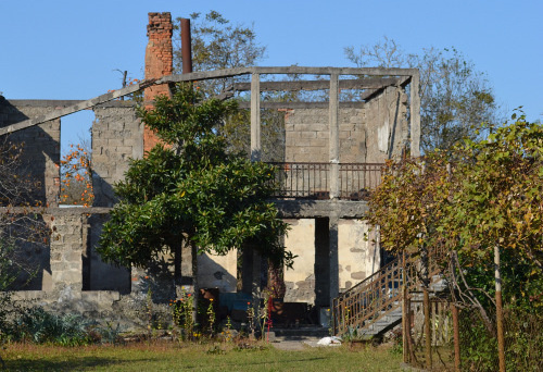 Руины жилого дома в Гали, Абхазия. Ноябрь 2011 г. Фото: NonviolentPeaceforce.org Руины жилого дома в Гали, Абхазия. Ноябрь 2011 г. Фото: NonviolentPeaceforce.org
