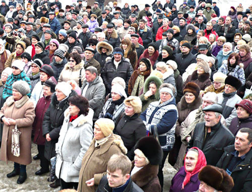 Митинг в поддержку требований об отмене выборов депутатов Совета города. Ставропольский край, Лермонтов, 26 февраля 2012 г. Фото: асысоев.рф Митинг в поддержку требований об отмене выборов депутатов Совета города. Ставропольский край, Лермонтов, 26 февраля 2012 г. Фото: асысоев.рф