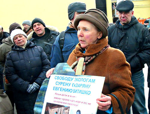 Мать Сурена Газаряна на пикете в Москве. 17 марта 2012 г. Фото: Олег Козырев, oleg-kozyrev.livejournal.com Мать Сурена Газаряна на пикете в Москве. 17 марта 2012 г. Фото: Олег Козырев, oleg-kozyrev.livejournal.com