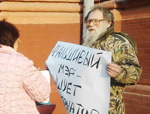 Активист "Стратегии – 31" Борис Хайкин в одиночном пикете у здания правительства Астраханской области. Астрахань, 19 марта 2012 г. Фото Елены Гребенюк для "Кавказского узла" Активист "Стратегии – 31" Борис Хайкин в одиночном пикете у здания правительства Астраханской области. Астрахань, 19 марта 2012 г. Фото Елены Гребенюк для "Кавказского узла"