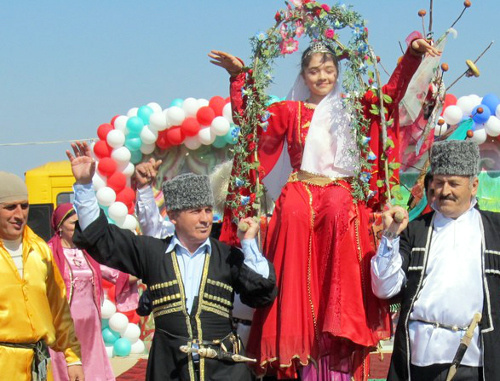 Празднование Навруза в селе Сабнова. Джигиты выносят на троне "дочь Весны". Дагестан, Дербентский район, 19 марта 2012 г. Фото предоставлено Республиканским Домом народного творчества Празднование Навруза в селе Сабнова. Джигиты выносят на троне "дочь Весны". Дагестан, Дербентский район, 19 марта 2012 г. Фото предоставлено Республиканским Домом народного творчества