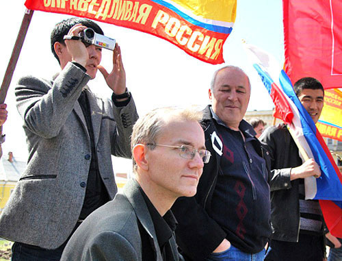 Олег Шеин во время автопробега "За честные выборы". Астрахань, 7 апреля 2012 г. Фото:  Сергей Кожанов, http://sergeykozhanov.livejournal.com
