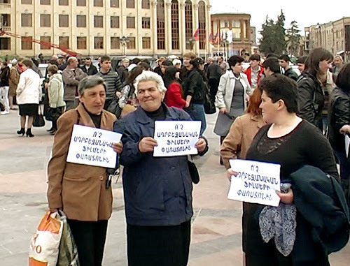 Армения, Гюмри, 11 апреля 2012 г. Участницы акции против проведения запланированного на 12 апреля фестиваля азербайджанских фильмов "STOP". Фото: www.tert.am Армения, Гюмри, 11 апреля 2012 г. Участницы акции против проведения запланированного на 12 апреля фестиваля азербайджанских фильмов "STOP". Фото: www.tert.am