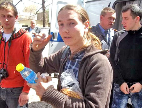 Ярослав Никольский у здания суда. Краснодар, 14 апреля 2012 г. Фото предоставлено активистами регионального отделения партии "Яблока" Ярослав Никольский у здания суда. Краснодар, 14 апреля 2012 г. Фото предоставлено активистами регионального отделения партии "Яблока"