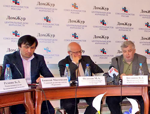 Пресс-конференция в Доме журналистов, посвященная результатам расследования убийства Хаджимурада Камалова. На снимке: выступает Всеволод Богданов (справа). Москва, 14 мая 2012 г. Фото Карины Гаджиевой для "Кавказского узла" 
