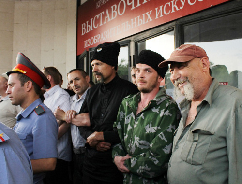 Представители казачества и православных верущих стоят в оцеплении перед выставочным залом, выступая против открытия выставки Icons. Краснодар, 15 мая 2012 г. Фото Андрея Кошика для "Кавказского узла"
