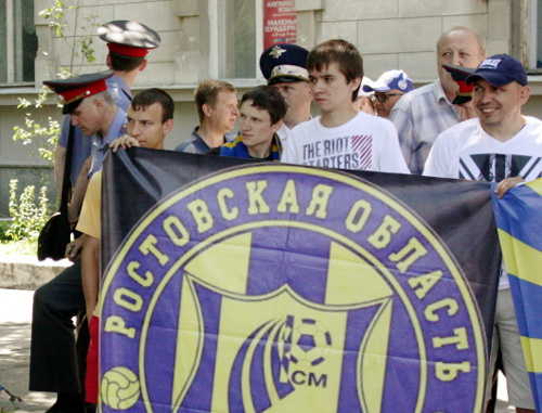 Участники пикета болельщиков футбольного клуба «Ростов» (ранее – "Ростсельмаш") против гендиректора клуба Юрия Белоуса. Ростов-на-Дону, 3 июня 2012 г. Фото Олеси Диановой для "Кавказского узла"

