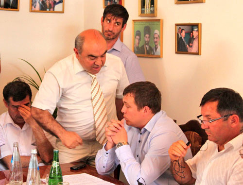 Депутат парламента Дагестана от "Справедливой России" Айтемир Сатираев (слева) нападает на сотрудника департамента по работе с регионами центрального аппарата «Справедливой России» Сергея Шатилова. Махачкала, 2 июня 2012 г. Фото Магомеда Ахмедова для "Кавказского узла" Депутат парламента Дагестана от "Справедливой России" Айтемир Сатираев (слева) нападает на сотрудника департамента по работе с регионами центрального аппарата «Справедливой России» Сергея Шатилова. Махачкала, 2 июня 2012 г. Фото Магомеда Ахмедова для "Кавказского узла"