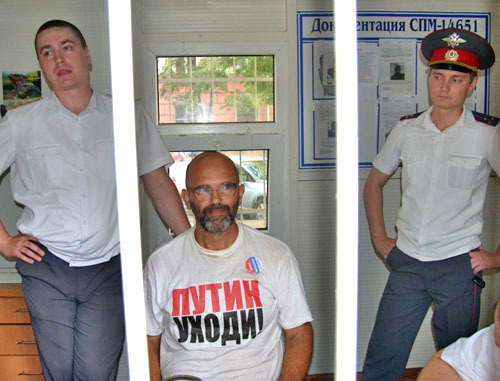 Задержанный активист Виктор Чириков в стационарном пункте полиции. Краснодар, 12 июня 2012 г. Фото http://vk.com/otkroy_glaza_kuban ,
"Кубань! Открой глаза!" Задержанный активист Виктор Чириков в стационарном пункте полиции. Краснодар, 12 июня 2012 г. Фото http://vk.com/otkroy_glaza_kuban ,
"Кубань! Открой глаза!"