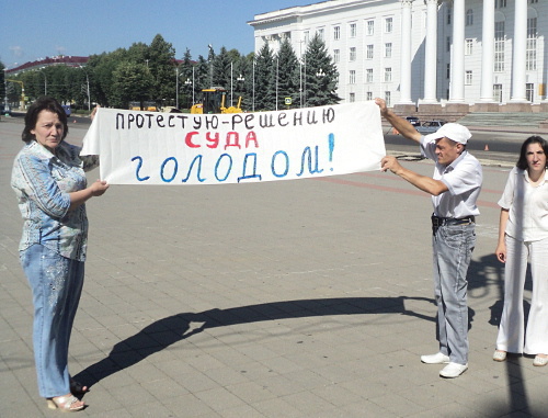 Людмила Мухадиева (слева) и ее дети начинают голодовку протеста на площади Согласия в Нальчике 22 июня 2012 г. Фото Людмилы Маратовой для "Кавказского узла"