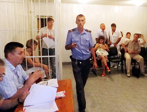 Участники процесса и слушатели перед началом судебного заседания по делу обвиняемых в мошенничестве директора МУП "Дирекция по эксплуатации торговой галереи" Елены Спасской и предпринимателя Михаила Батракова. Сочи, 25 июня 2012 г. Фото Светланы Кравченко для "Кавказского узла" Участники процесса и слушатели перед началом судебного заседания по делу обвиняемых в мошенничестве директора МУП "Дирекция по эксплуатации торговой галереи" Елены Спасской и предпринимателя Михаила Батракова. Сочи, 25 июня 2012 г. Фото Светланы Кравченко для "Кавказского узла"