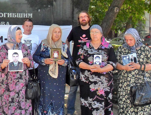 Чечня, Грозный, 26 июня 2012 г. Правозащитники и родственники похищенных в сквере Журналистов на пикете в защиту пострадавших от незаконного насилия. Фото пресс-службы Межрегионального комитета против пыток, http://www.pytkam.net
Чечня, Грозный, 26 июня 2012 г. Правозащитники и родственники похищенных в сквере Журналистов на пикете в защиту пострадавших от незаконного насилия. Фото пресс-службы Межрегионального комитета против пыток, http://www.pytkam.net