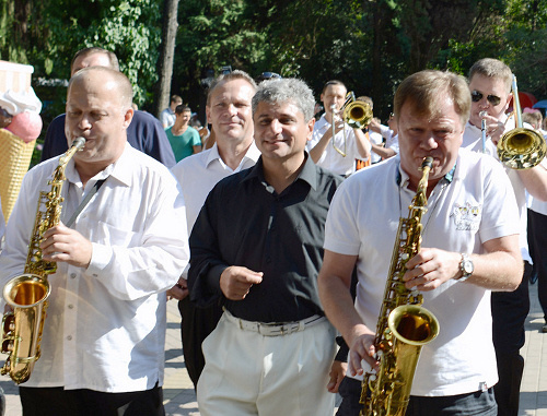 Участники джазового марша по парку "Ривьера", открывающего фестиваль "АкваДжаз". Справа - Игорь Бунтман. Сочи, 4 июля 2012 г. Фото пресс-службы оргкомитета XXII Олимпийских зимних игр и XI Паралимпийских зимних игр 2014 года в городе Сочи 
