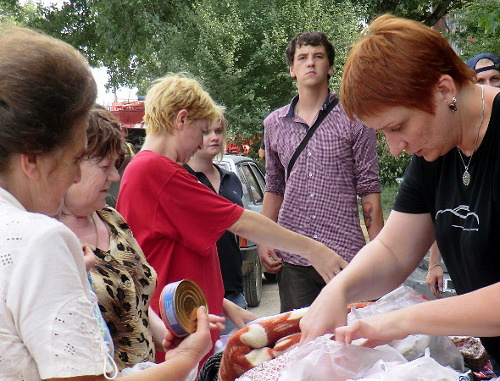 На одном из пунктов гуманитарной помощи в Крымске, организованном волонтерами. Краснодарский край, 8 июля 2012 г. Фото Натальи Дорохиной для "Кавказского узла"
