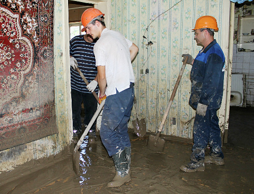Волонтеры из Абинска очищают дом от грязи. Краснодарский край, Крымск, 9 июля 2012 г. Фото Никиты Серебряникова для "Кавказского узла"
