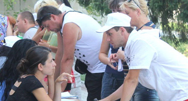 Жители Крымска оформляют документы перед администрацией района. Краснодарский край, 13-14 июля 2012 г. Фото Никиты Серебрянникова для "Кавказского узла"