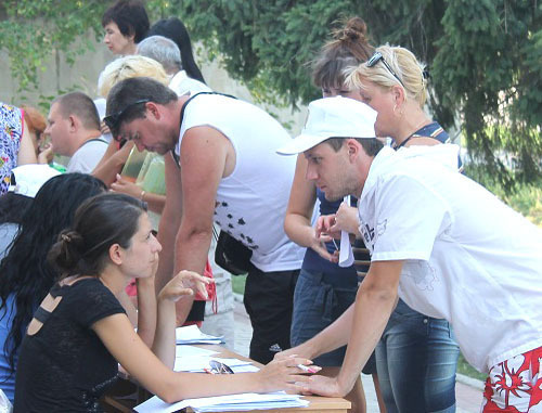 Жители Крымска оформляют документы перед администрацией района. Краснодарский край, 13-14 июля 2012 г. Фото Никиты Серебрянникова для "Кавказского узла"