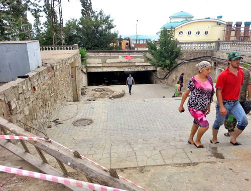 Подземный пешеходный переход в Махачкале возле кинотеатра "Дружба". Дагестан, Махачкала, август 2012 г. Фото enrr1ch, http://enrr1ch.livejournal.com/ Подземный пешеходный переход в Махачкале возле кинотеатра "Дружба". Дагестан, Махачкала, август 2012 г. Фото enrr1ch, http://enrr1ch.livejournal.com/