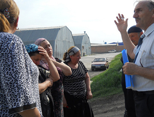 Беженцы в лагере временного проживания на территории Промжилбазы в г. Карабулак во время встречи с сотрудниками аппарата Уполномоченного по правам человека в Республике Ингушетия. 10 мая 2012 г. Фото пресс-службы УПЧ в Республике Ингушетия, http://ingushombudsman.ru