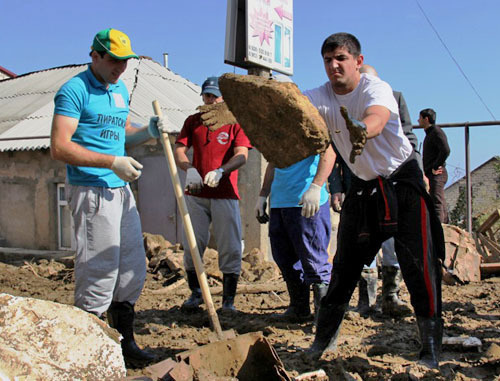 Волонтеры на улицах Дербента. Дагестан, 13 октября 2012 г. Фото Махача Ахмедова для "Кавказского узла" Волонтеры на улицах Дербента. Дагестан, 13 октября 2012 г. Фото Махача Ахмедова для "Кавказского узла"