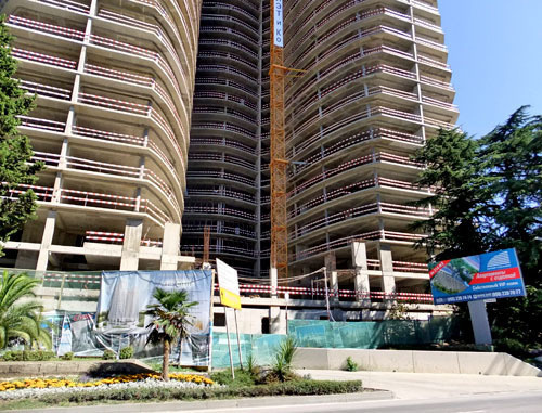 Стройка ведется на тротуаре Курортного проспекта на месте бывшего санатория "Заря". Сочи, октябрь 2012 г. Фото Светланы Кравченко для "Кавказского узла"
