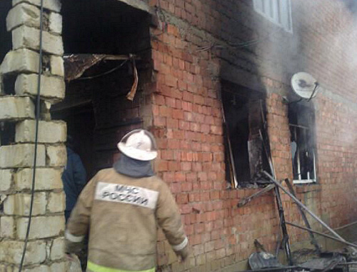 Тушение пожара в поселке Новые Тарки, Махачкала, 21 декабря 2012 г. Фото пресс-службы ГУ МЧС по Республике Дагестан, http://www.05.mchs.gov.ru