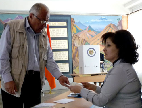 Голосование на выборах в Совет старейшин Еревана. На снимке: избирательный участок 9/11. 5 мая 2013 г. Фото Армине Мартиросян для "Кавказского узла"

 