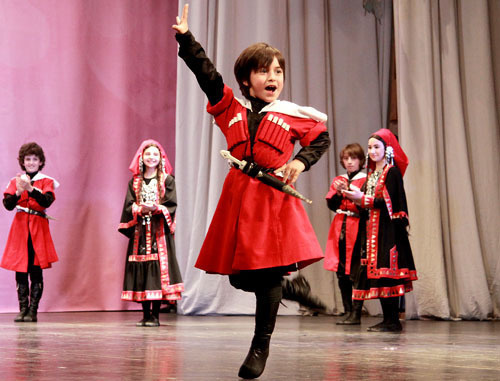 Выступление ансамбля из Северной Осетии 
«Владикавказские Аланы» во время третьего международного фестиваля "Танцевальное шоу Кавказа - Танец Дружбы". Владикавказ, 17 мая 2013 г. Фото Владимира Иванова для "Кавказского узла"