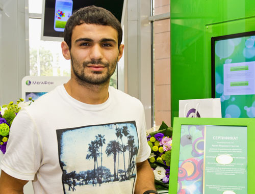 Арсен Галстян, олимпийский чемпион по дзюдо, 10-миллионный абонент Кавказского филиала ОАО «МегаФон». Фото предоставлено Кавказским филиалом ОАО "Мегафон" 

