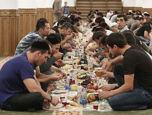 Ифтар в грозненской мечети "Сердце Чечни". Фото: ansar.ru
