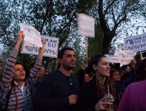 Акция против накопительной пенсионной системы, организованная гражданской инициативой "Я против", у резиденции президента Армении. Ереван, 18 апреля 2014 г. Фото Армине Мартиросян для "Кавказского узла" Акция против накопительной пенсионной системы, организованная гражданской инициативой "Я против", у резиденции президента Армении. Ереван, 18 апреля 2014 г. Фото Армине Мартиросян для "Кавказского узла"