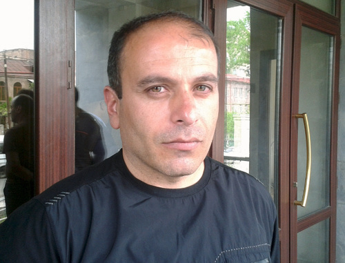 Один из уволенных сотрудников Ереванского метрополитена, Андраник Геворкян, у здания суда. Ереван, 6 мая 2014 г. Фото Армине Мартиросян для "Кавказского узла" Один из уволенных сотрудников Ереванского метрополитена, Андраник Геворкян, у здания суда. Ереван, 6 мая 2014 г. Фото Армине Мартиросян для "Кавказского узла"