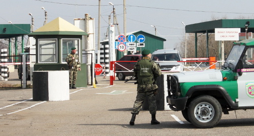 Украинские пограничники в пункте пропуска на границе с Россией. 2014 г. Фото: © CopyRight Официальный сайт Пограничной службы Украины
2014, http://dpsu.gov.ua/
