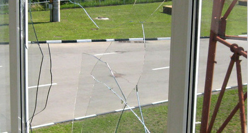 Разбитое стекло от разорвавшегося снаряда на таможенном посту пункта пропуска "Новошахтинск". Ростовская область, 3 июля 2014 г. Фото: федеральная таможенная служба http://customs.ru/
