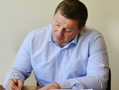 И.о. главы Волгоградской области Андрей Бочаров регистрируется в качестве кандидата на выборах губернатора региона. Волгоград, 1 августа 2014 г. Фото пресс-службы избирательной комиссии Волгоградской области, www.ikvo.ru/news/7/8604