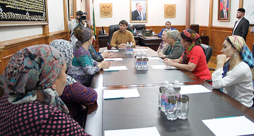 Встреча Ислама Кадырова в мэрии Грозного с представителями семей переселенцев из Ингушетии.  Фото: Пресс-служба Мэрии г. Грозного. http://www.grozmer.ru/news/1968-vozvrashchenie-domoj.html