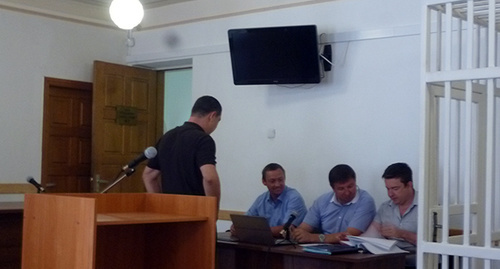 Генеральный директор ООО «Югспецстрой» Анзор Пруидзе (Стоит в черной майке). Сидят: бывший заместитель главы города Сочи Олег Вронский (по центру), адвокаты Вронского и Пруидзе. Фото Светланы Кравченко для "Кавказского узла"
