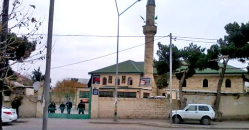 Мечеть в поселке Гарачухур. Азербайджан. Фото: SunnaPress.com http://sunnapress.com/news/snq/8755-v-baku-sozhgli-sunnitskuyu-mechet.html Мечеть в поселке Гарачухур. Азербайджан. Фото: SunnaPress.com http://sunnapress.com/news/snq/8755-v-baku-sozhgli-sunnitskuyu-mechet.html